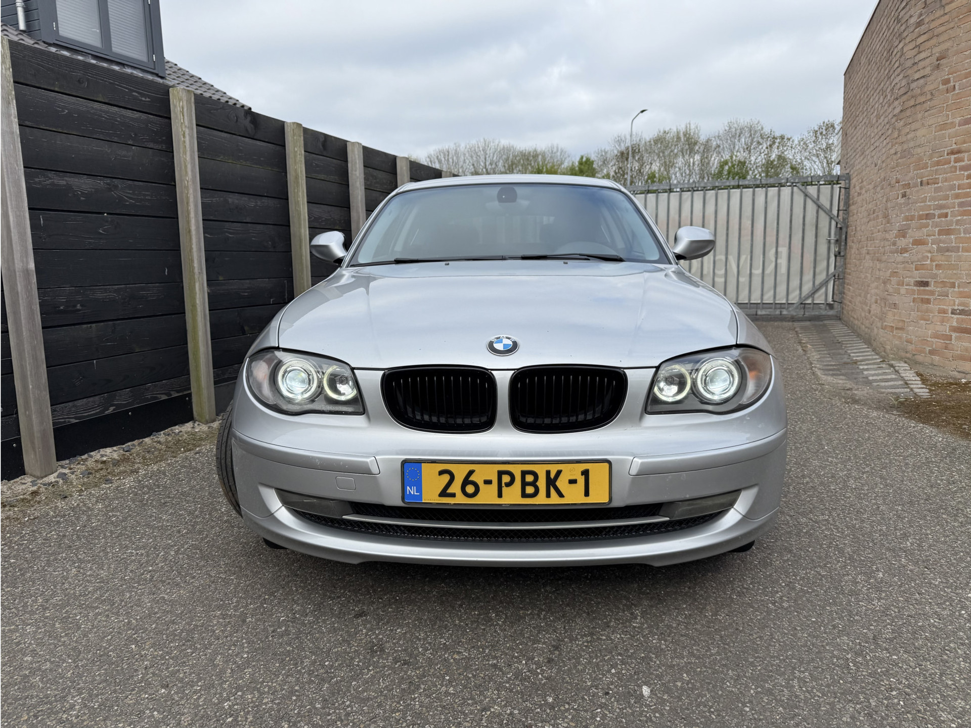 43983094-2.jpg