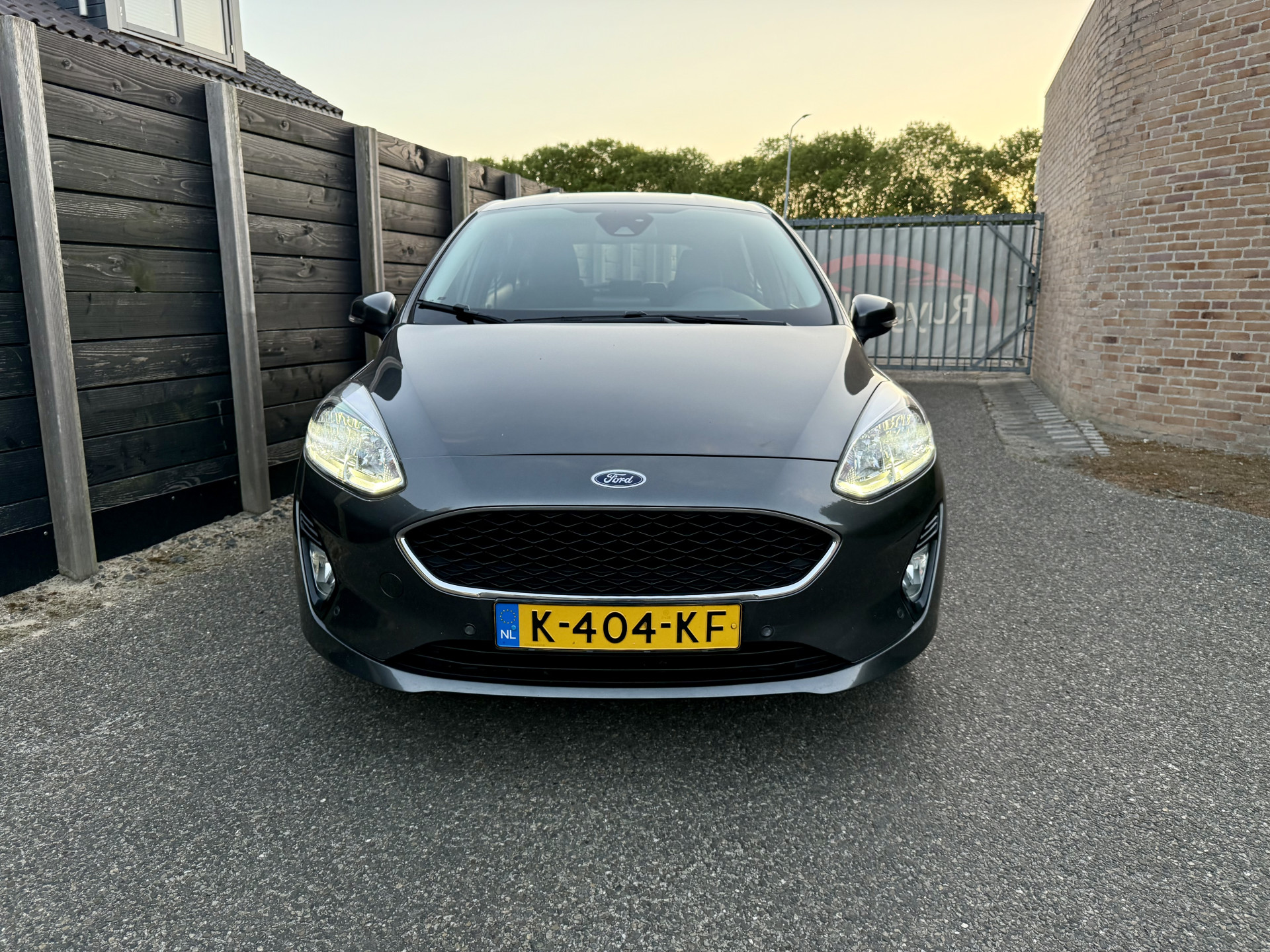 44768286-2.jpg