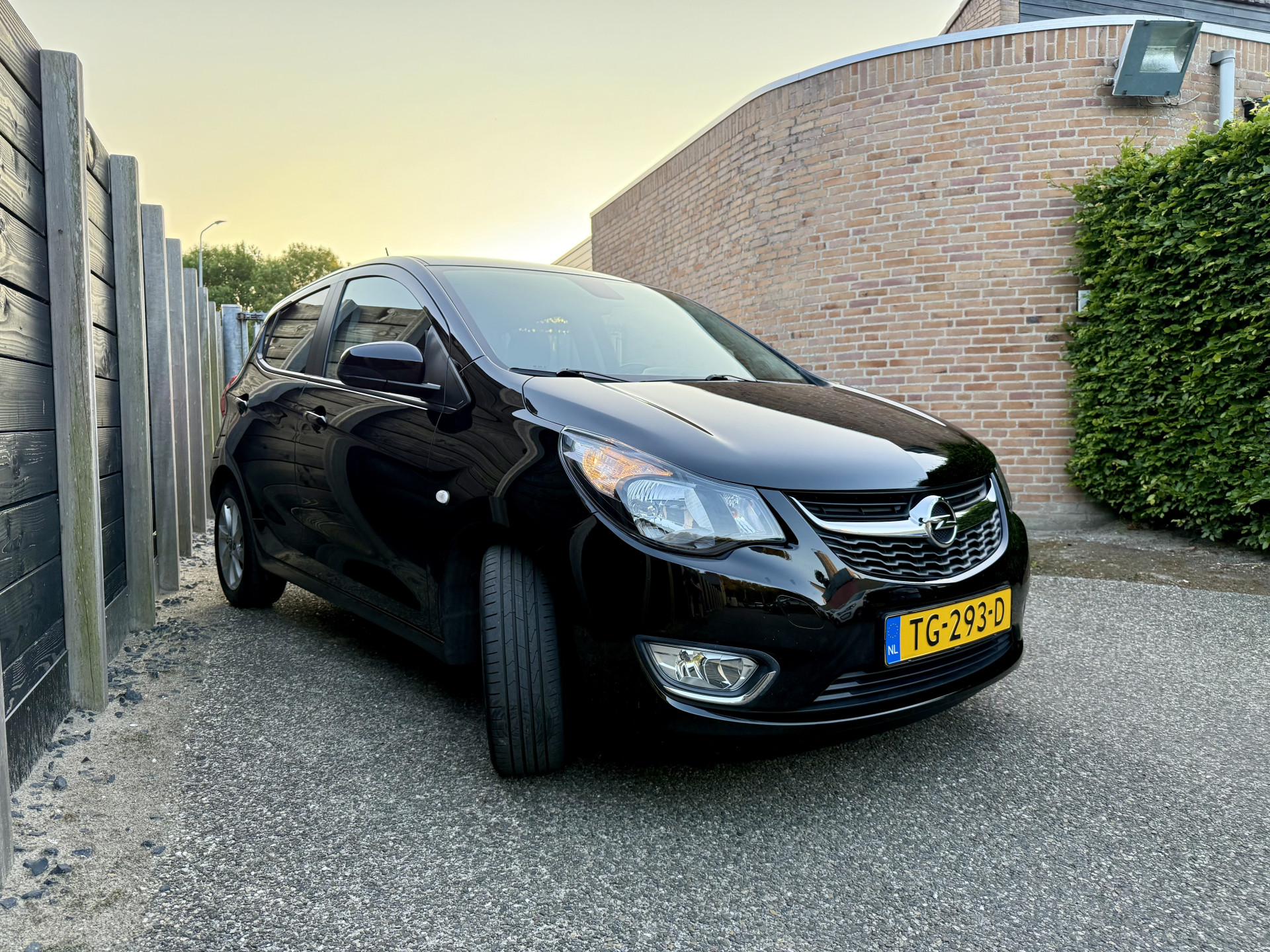 45645989-3.jpg