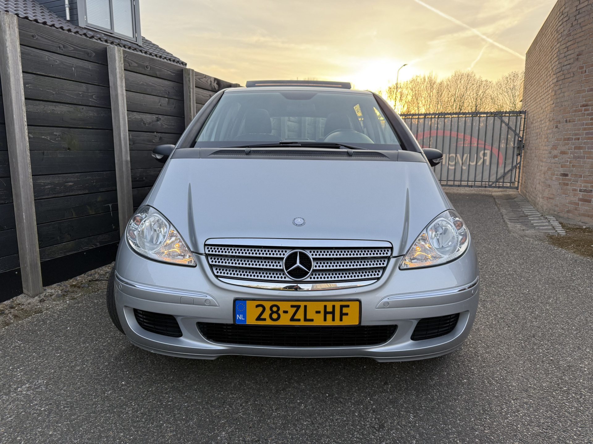 47003294-2.jpg