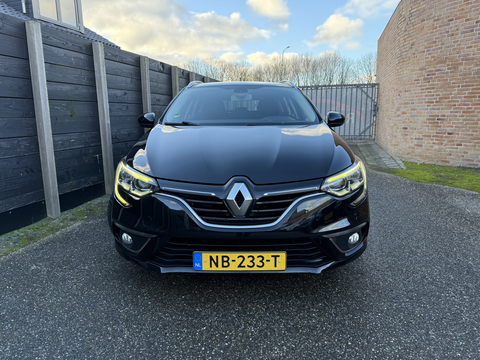 50661808-2.jpg