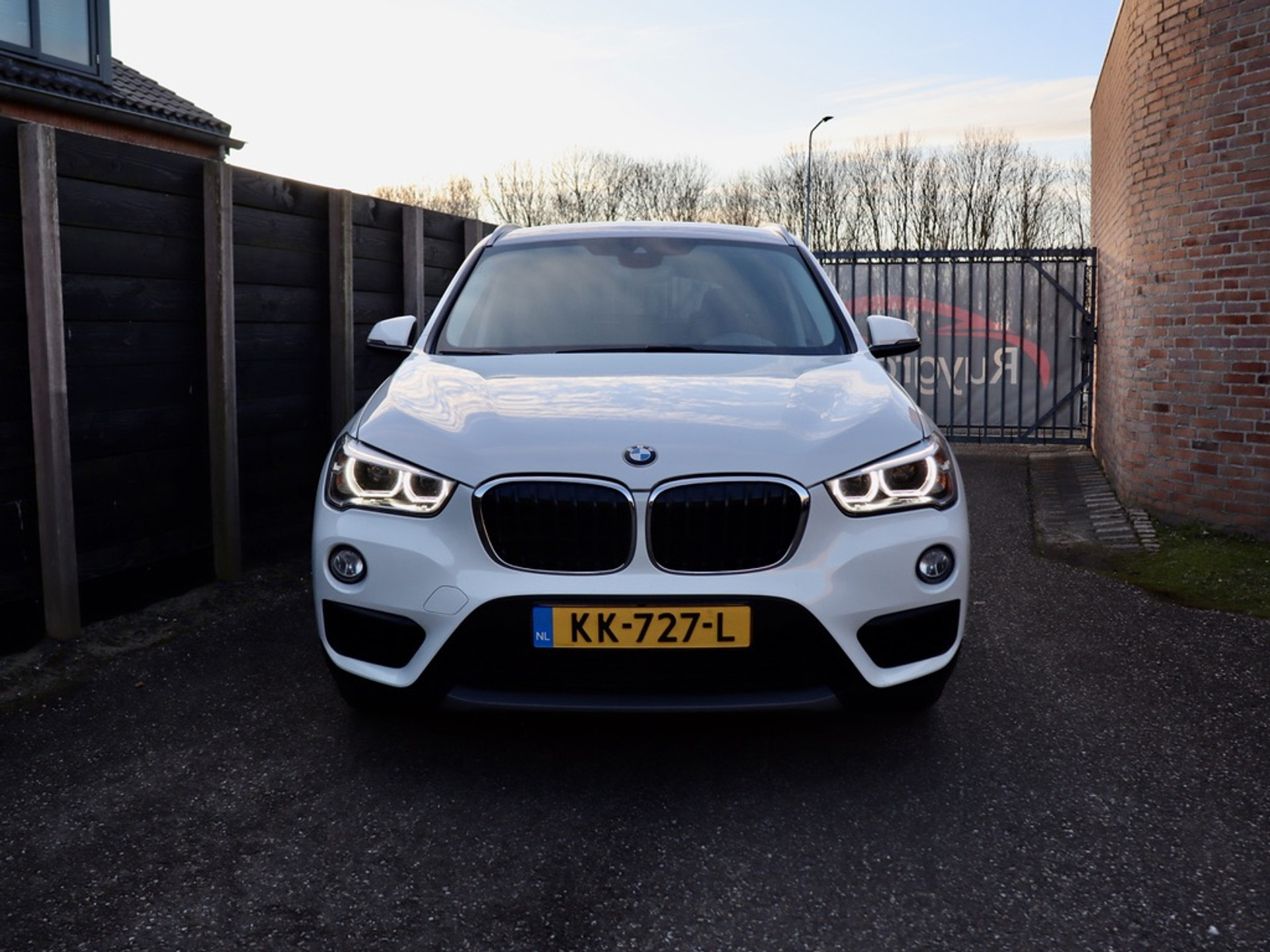 51672451-2.jpg