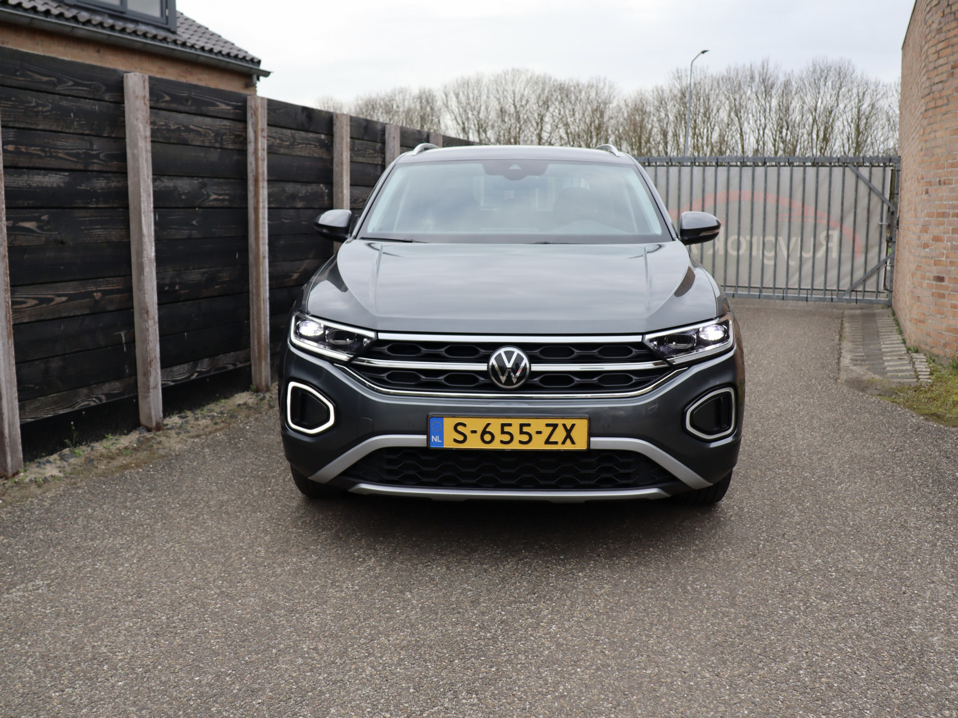 52412174-2.jpg
