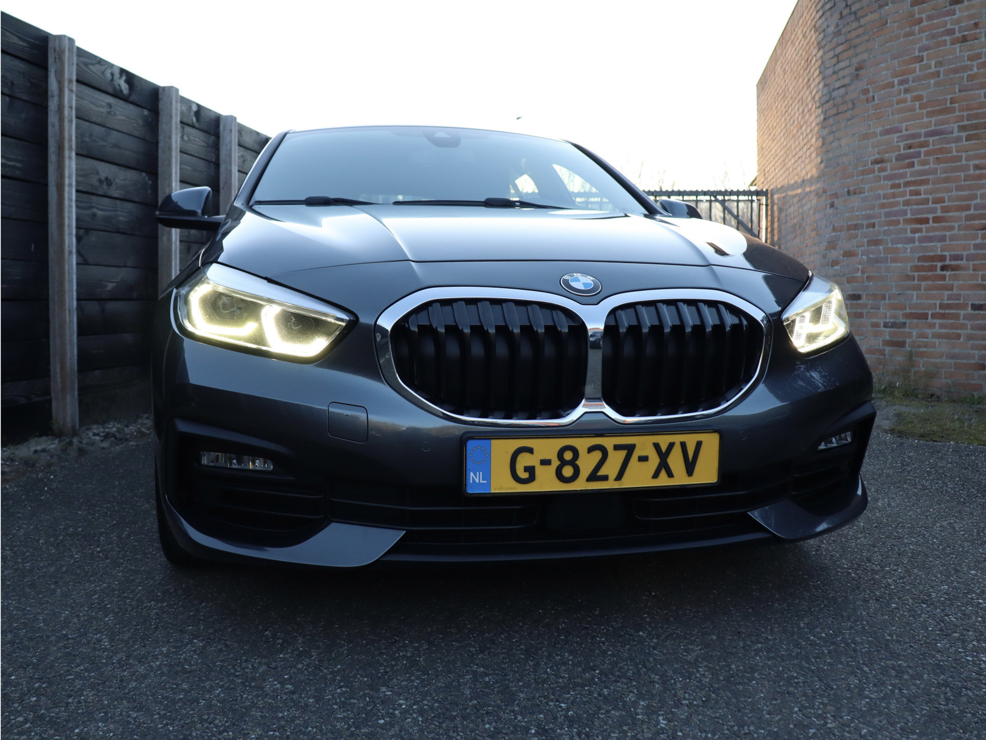 52413564-2.jpg