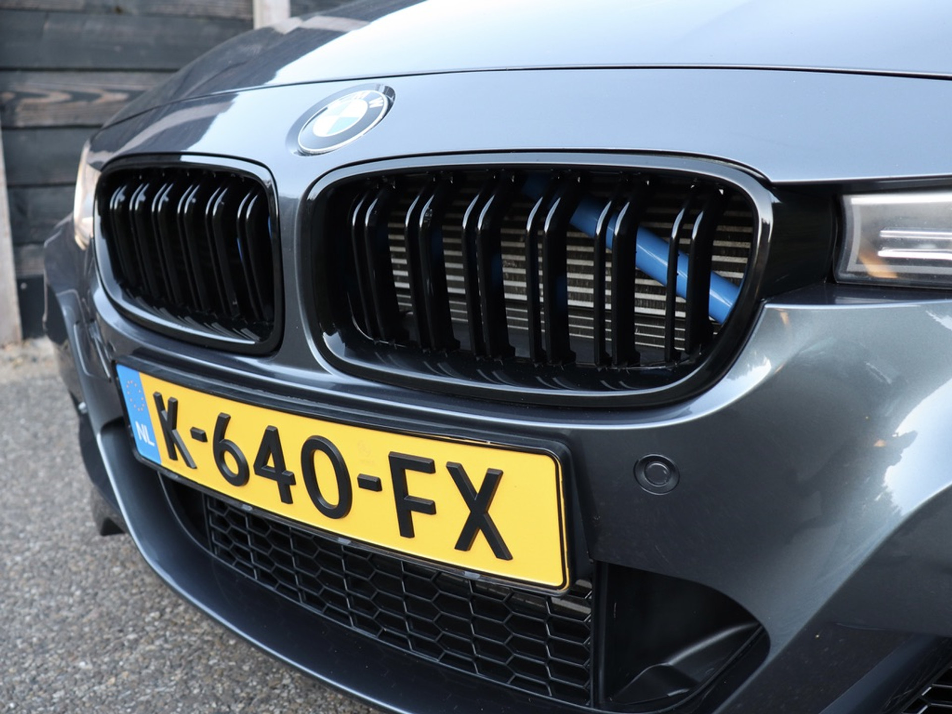 52448027-1.jpg
