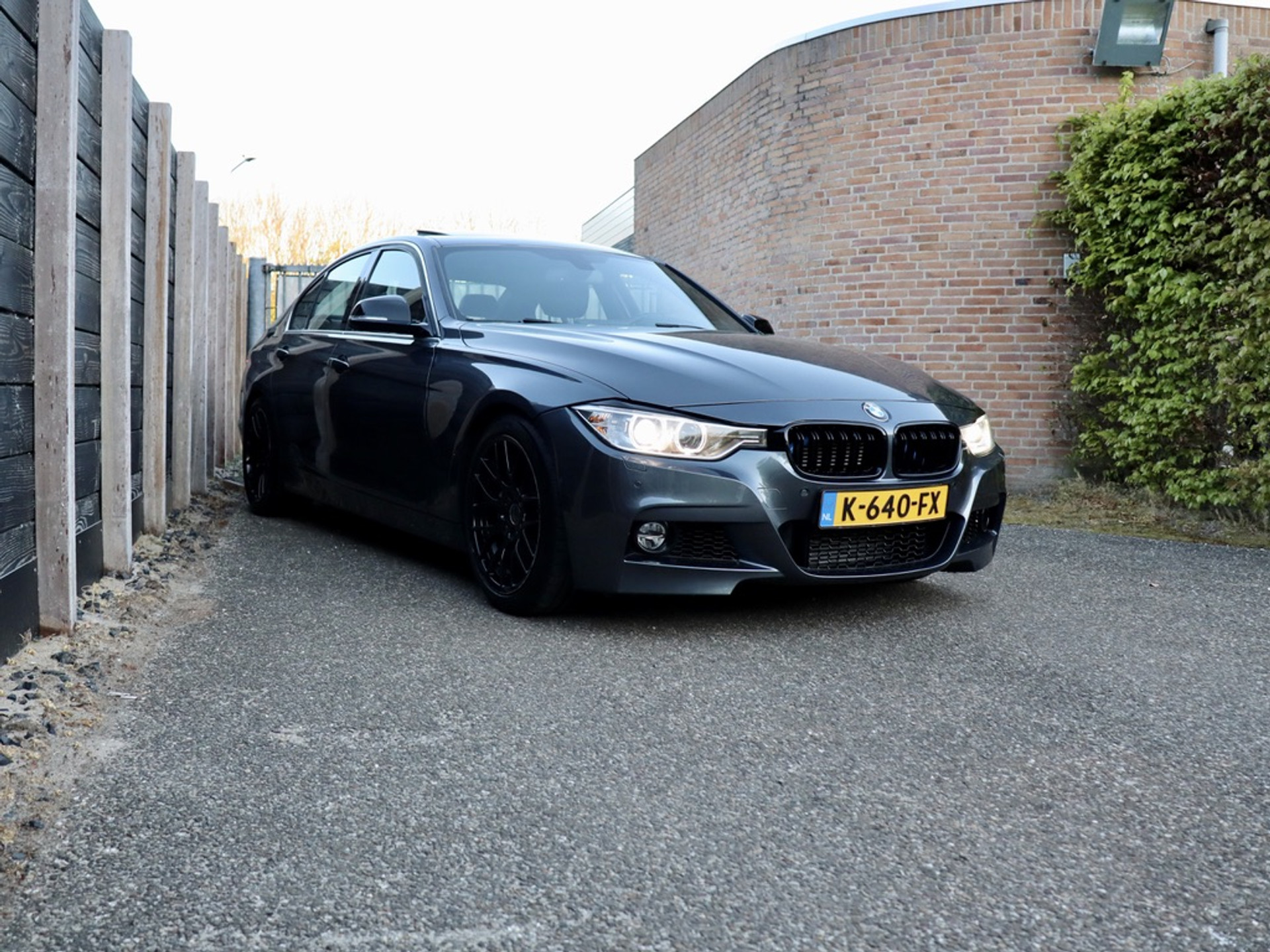 52448027-3.jpg