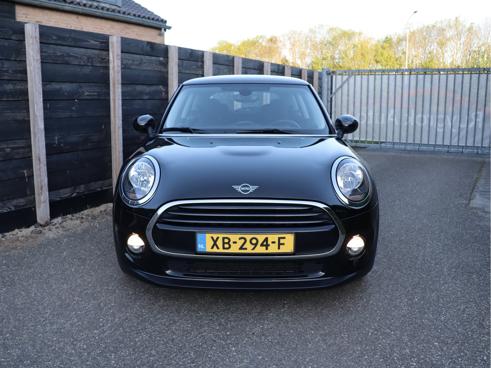 52805620-2.jpg