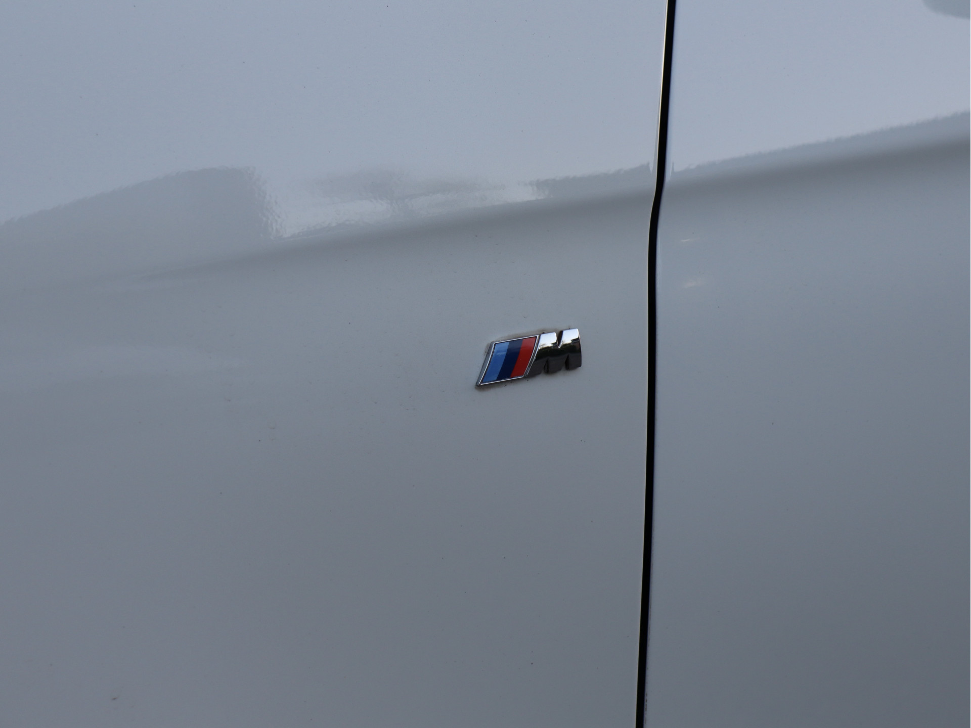 52805647-2.jpg