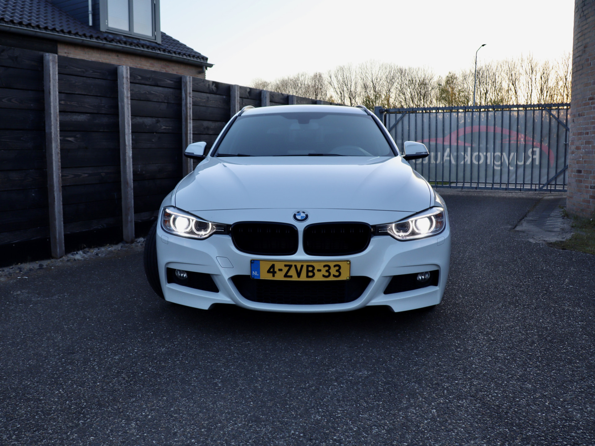 52805647-3.jpg