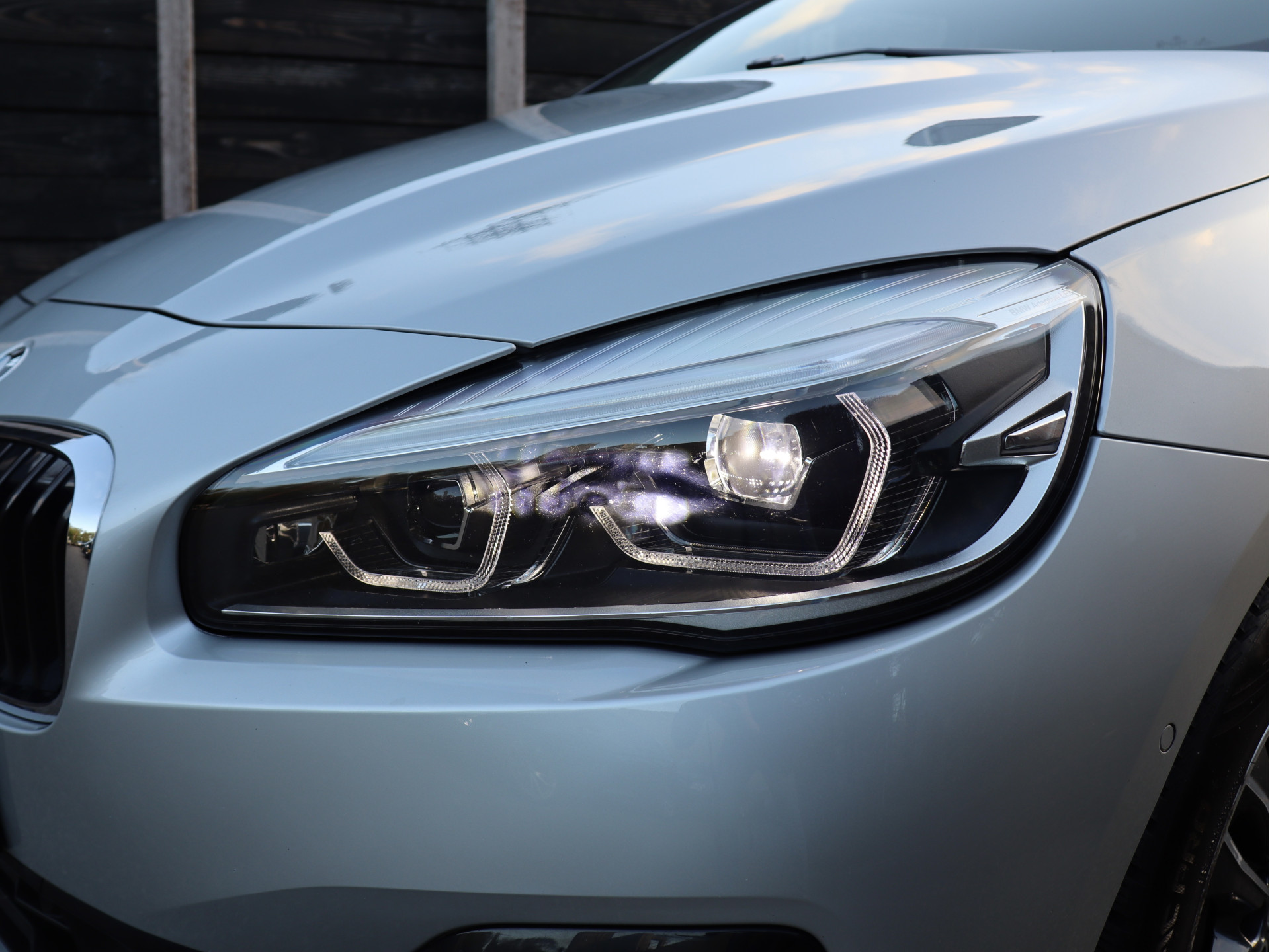 52805698-3.jpg