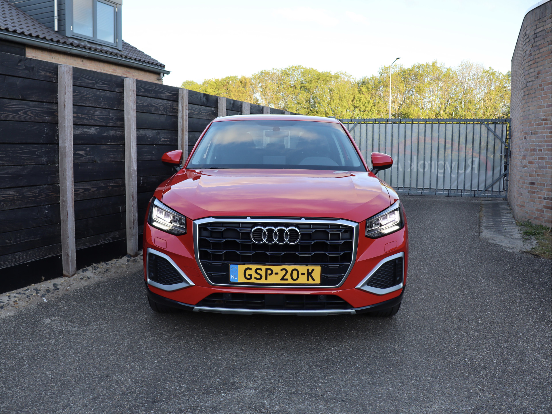 53184553-2.jpg