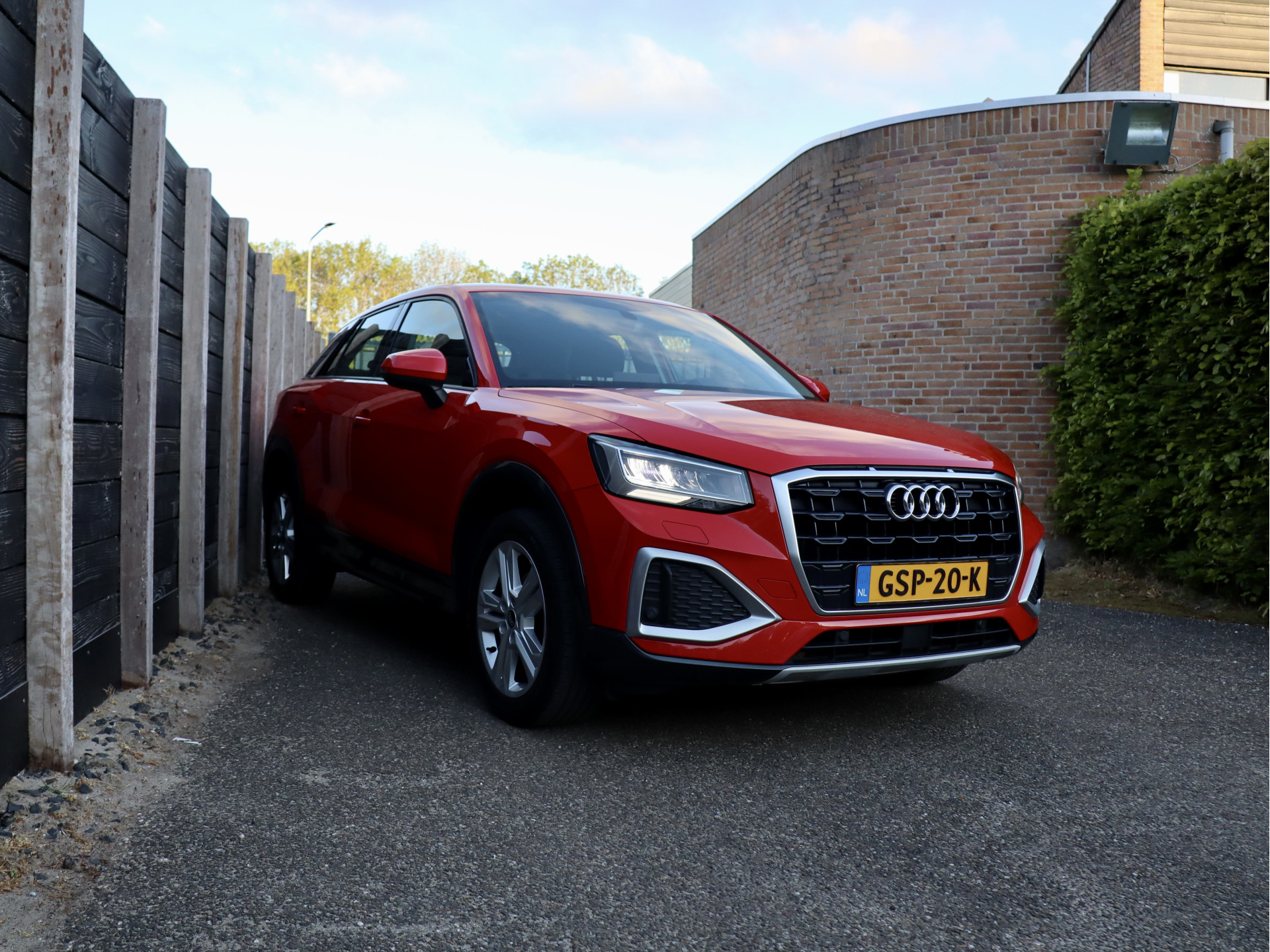 53184553-3.jpg