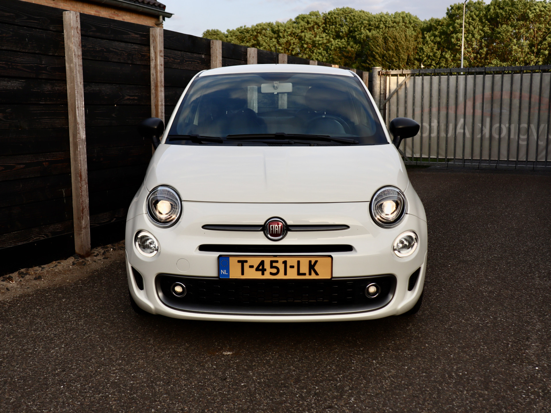 53432032-1.jpg