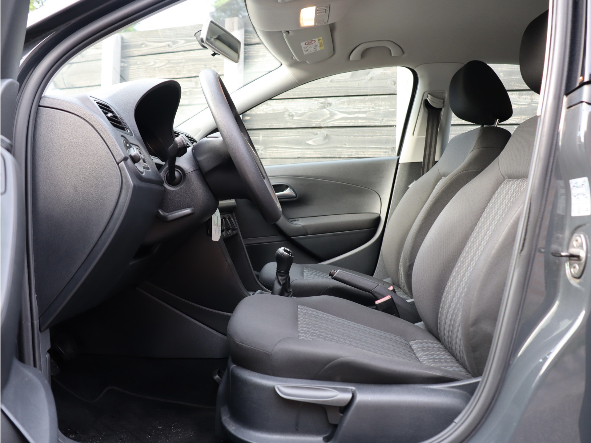 53675311-3.jpg
