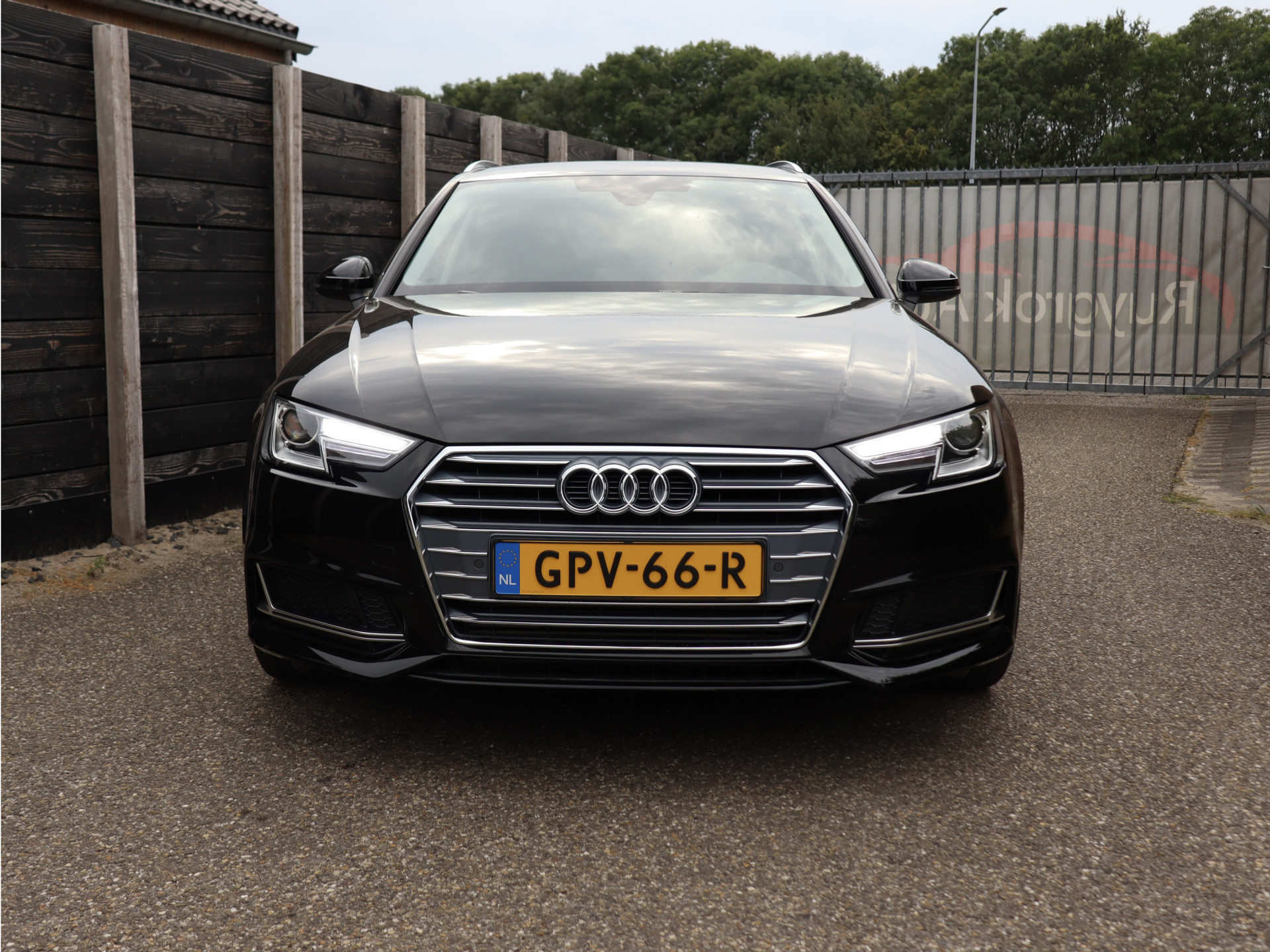 54907541-2.jpg