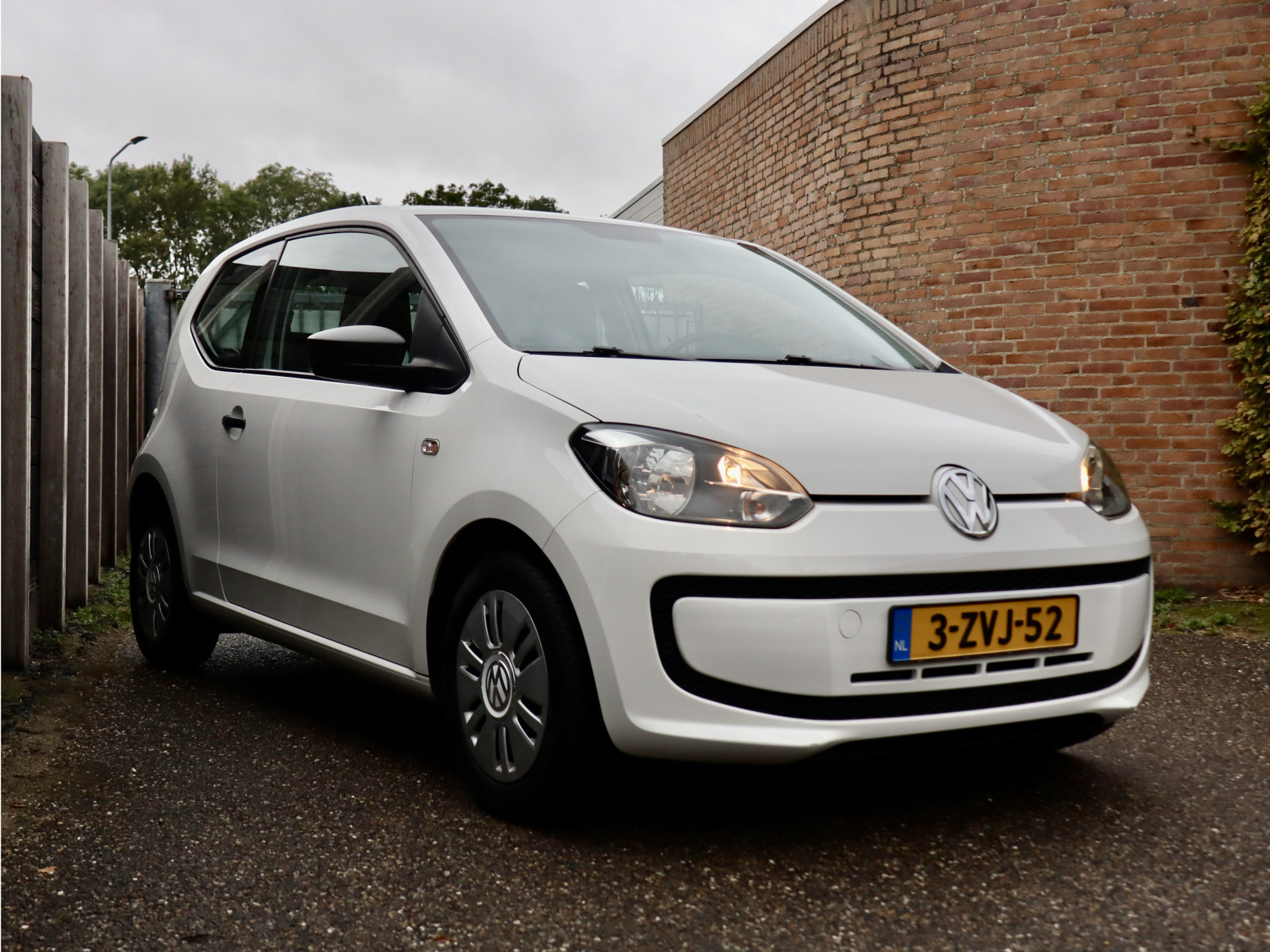 57104569-2.jpg